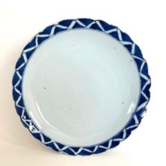 古染付見込彫草花文渕波文中皿